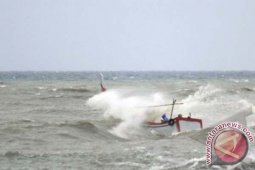 Nelayan Kubutambahan Tidak Melaut Dihadang Gelombang Tinggi