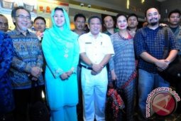 Yenny Gandeng Muda Nonton Bareng