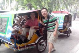 Peserta APEC Naik Becak