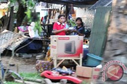 Korban gempa lombok utara tidur di berugak