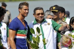 Christiano Ronaldo Tanam Bakau