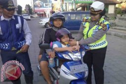 Polisi Bagikan Helm Anak