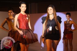 Ayu Sita Sejajarkan Bali Melalui Busana