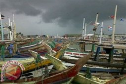 Puluhan perahu nelayan rusak diterjang gelombang pasang