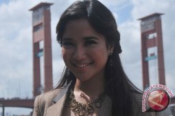 Chacha Frederica semangat berburu songket Palembang