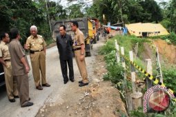 Gubernur: Truk Trailer Bermuatan Harus Lewat Sungai