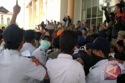 Ratusan   PNS dan Tenaga  Honorer  PPU  Berunjukrasa