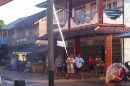 Warga Pasar Sungai Ayak Rajin Siram Atap Rumah
