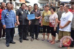 Pemkab Sekadau Santuni Korban Kebakaran
