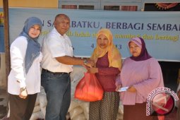 PLN Kalbar Bagikan Seribu Paket Sembako Gratis