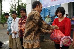 PLN Bagikan Sembako
