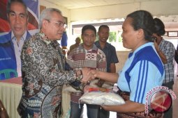 Apkasi Bantu Tiga Ton Beras Pengungsi Maumere
