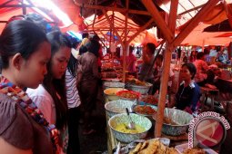 Warga serbu pusat takjil di Pasar Ampera
