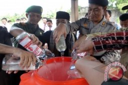 Polda Babel Sita Ribuan Liter Minuman Keras