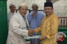 Adam Serahkan Bansos ke Masjid di Balikpapan