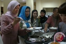 Karyawan Disbudpar Serahkan Zakat Profesi