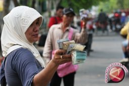 Jasa Penukaran Uang Menjamur