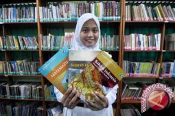 CSR Pasar Modal Serahkan 380 Buku Untuk SMA