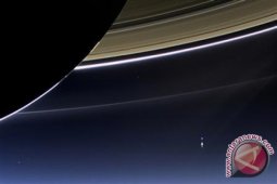 Cassini Memotret Bumi Yang Sangat Kecil dan Pucat