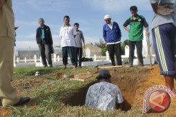 Petugas TMP Pawitralaya Siapkan Makam Gubernur Babel