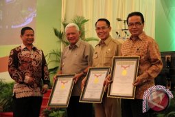 Gubernur Terima Rekor Muri