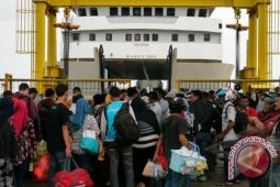 Penumpang Kapal Turun