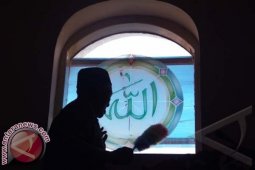 Umat Muslim Bersihkan Masjid Sambut Ramadhan