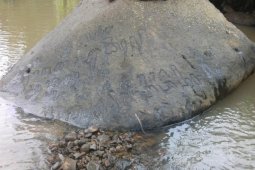 Warga Kalapanunggal Sukabumi temukan batu bertuliskan huruf palawa