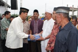 Serahkan Bingkisan