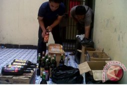 Ribuan botol minuman keras disita Polsek Cikembar