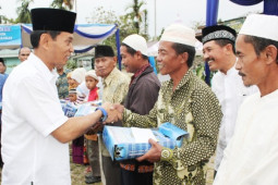 Serahkan Bingkisan