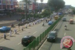 1.000 kader PKS mematung diri di jalan