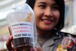 Polisi Bagikan Takjil