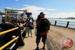 Unjuk rasa pelabuhan tano belum pengaruhi penyeberangan