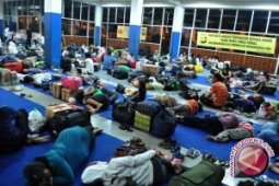 Ratusan pemudik memilih bermalam di Bakauheni