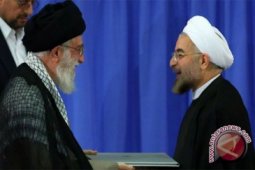 Ayatullah Khamenei Puji Transisi Damai Kekuasaan Iran