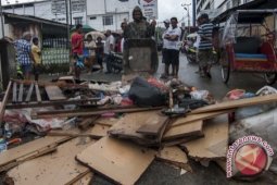 Korban Bencana Ambon Kembali Blokir Jalan