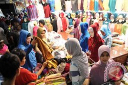 Rela berdesak-desakan asal dapat baju Lebaran