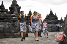 Wisatawan Borobudur dan Prambanan Pakai Sarung Batik