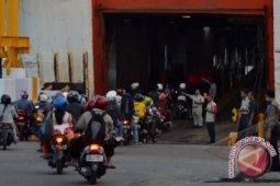 Pemudik mulai padati Pelabuhan Bakauheni