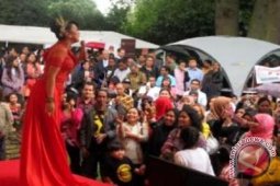 Koper Echa Paramitha Beranak-pinak di London