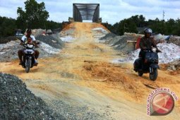 Penyelesaian Akses Jalan Jembatan Sesumpu Terkendala Pengaspalan
