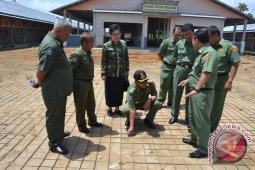 Bupati Minta Kontraktor Ganti Besi Pasar Masuka Sintang