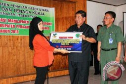 Yusran Aspar Serahkan Bantuan Untuk Kube