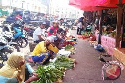 Satgas tertibkan pedagang pasar tradisional