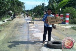 Warga Bangun Mulyo Blokade Jalan Desa