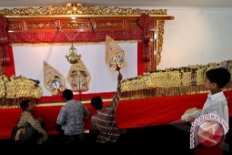 Wayang kulit tarik perhatian siswa SMA Hongaria