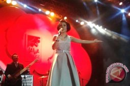 Andien Dukung Musik Instumen Bambu