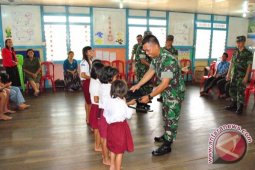 Satgas Pamtas Yonif 403/WP Berbagi Tali Asih