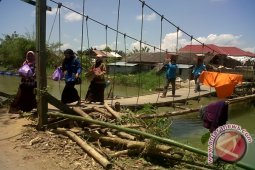 Korban Kebakaran Konsumsi Air Sungai